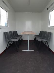 Binnenzijde schaftwagen 1 tafel en 6 stoelen